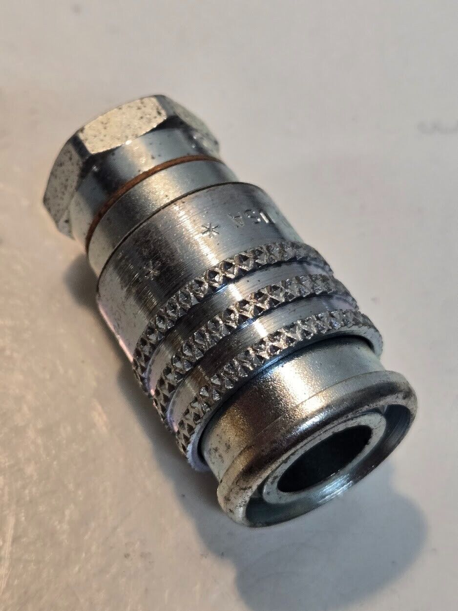 12 Quantity of Aeroquip FD40-200 1/4" Pneumatic Couplings 1/4" FPT (12 Quantity)