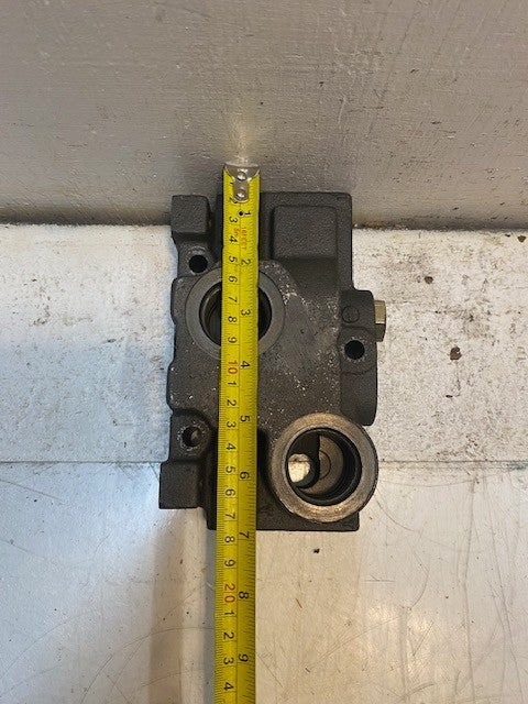 Hydraulic Output Cover Valve Body Coponent 18-02-043-906 | 9032 | C33