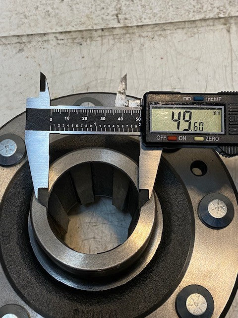8-Bolt Rear Axle Wheel Hub 8x152mm Bolt Pattern 7-1/2" Dia. 41mm Bore 6-Spline