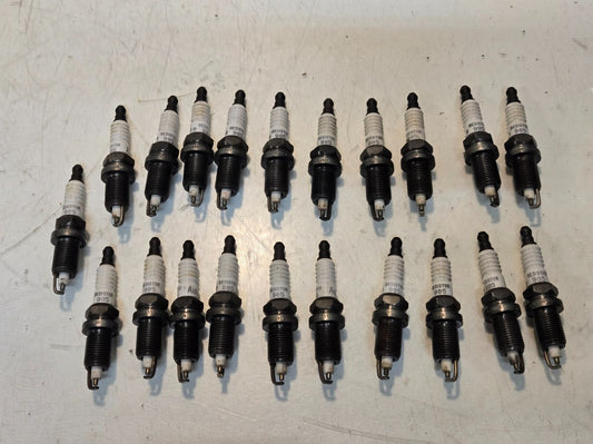 21 Quantity of Autolite Resistor 985 Spark Plugs | 14mm Thread 16mm Hex (21 Qty)