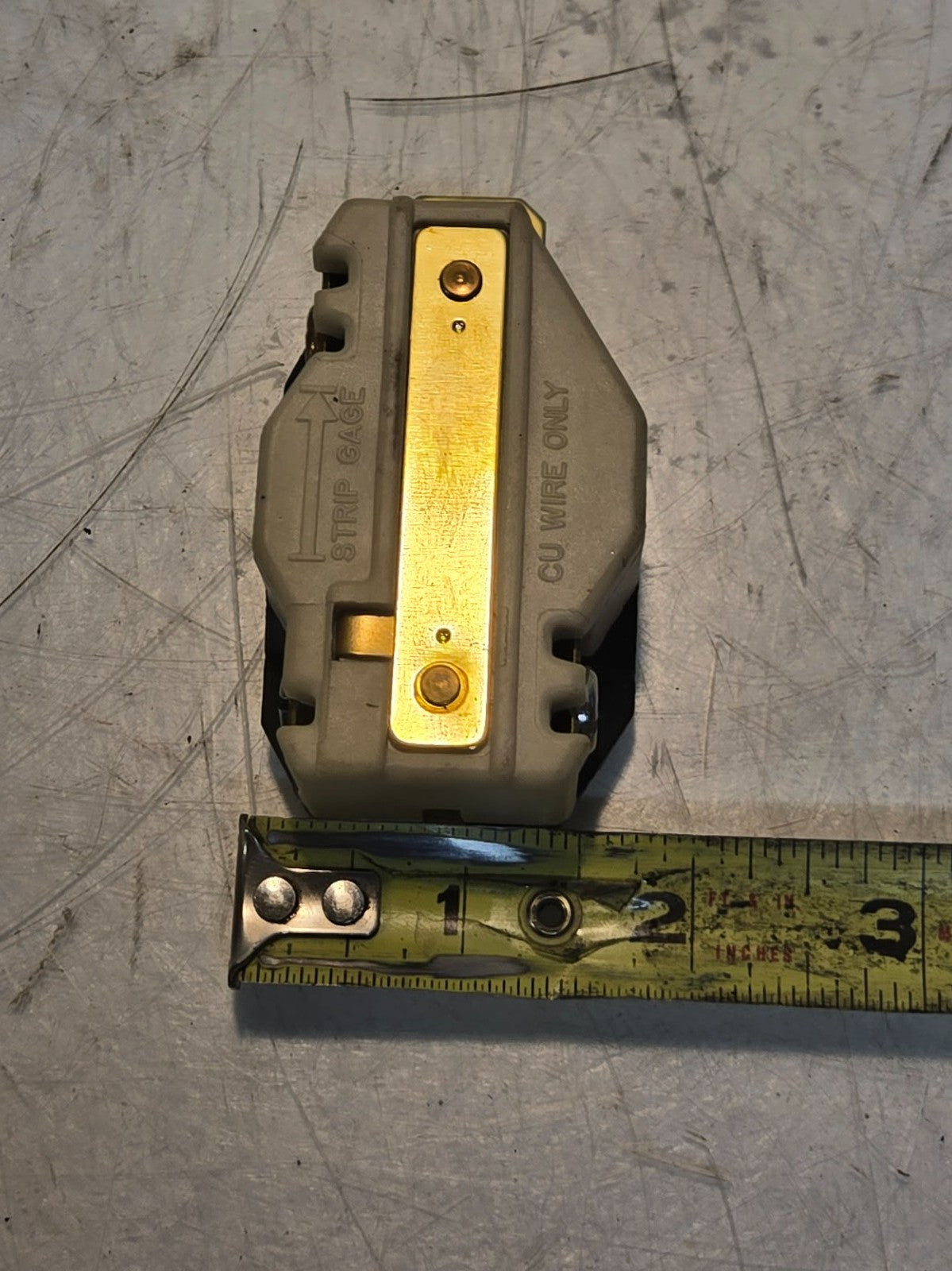Hubbell Twist-Lock Receptacle L5-20R | 20A 125V | 2 Poles Screw Terminals