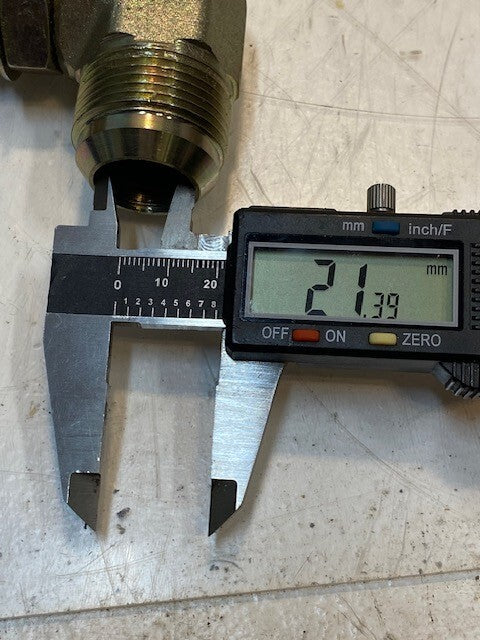 7 Qty of Parker 90 Degree Male Elbow Fittings 33mm Thread 27mm Thread (7 Qty)