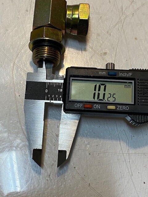 11 Quantity of 90 Degree Hydraulic Swivel Adapters 48mm L 39mm W 19mm Thread
