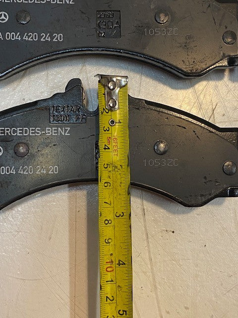 Set of 4 Mercedes-Benz A0044202420 Brake Pads 1053ZC