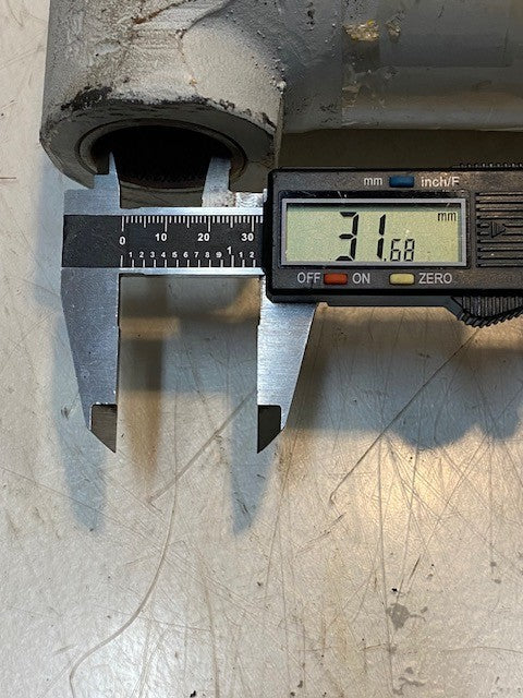 Hydraulic Cylinder 557384 | 30S97 | 900 | 32mm Bore 18-1/4" L 8" W 4-1/2" Dia.