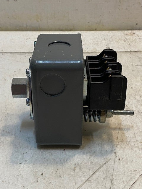 Square D Water Pump Pressure Switch 11mm ID 6mm Thread 5" x 3-1/2" x 3-1/8"