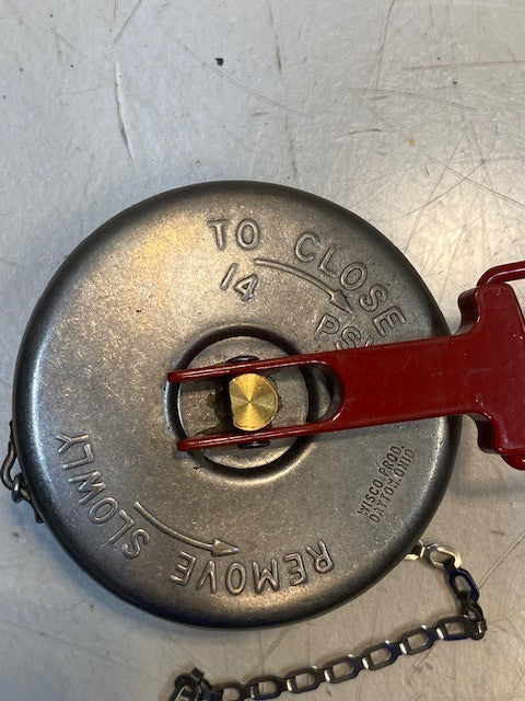 Wisco Gas Cap Red Handle 14 PSI 82mm ID 106mm OD