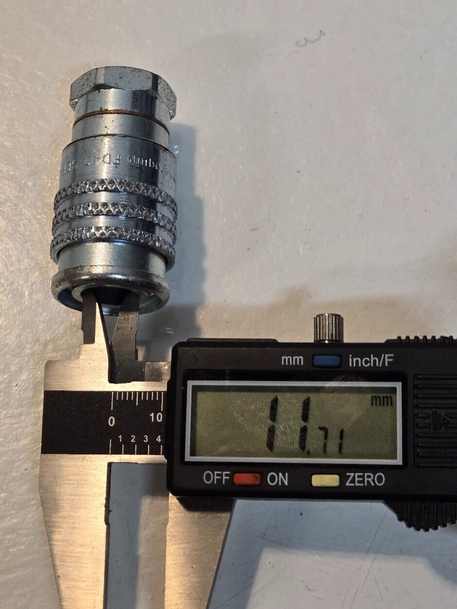 12 Quantity of Aeroquip FD40-200 1/4" Pneumatic Couplings 1/4" FPT (12 Quantity)
