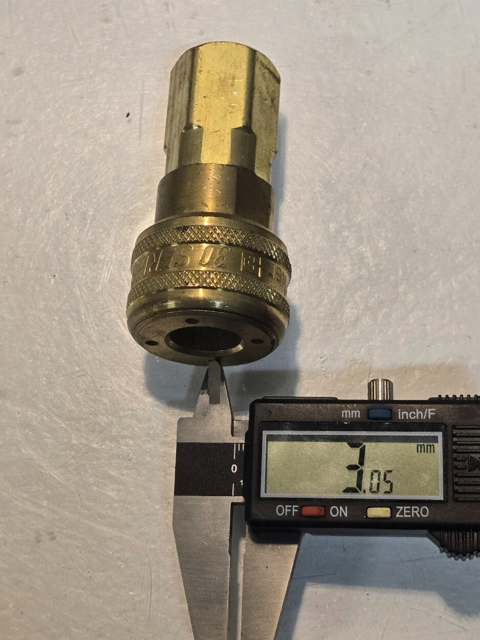 Parker 30 Series B37 1/2" Quick Connect Coupler 1/2"-14 Female Threads