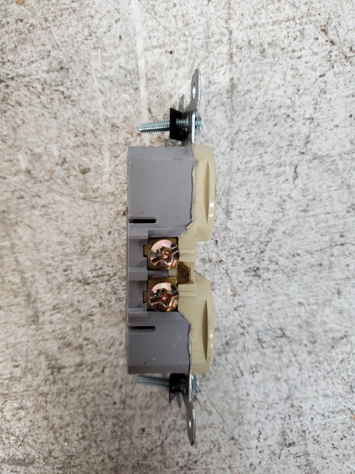 24 Qty P&S Duplex Receptacles 3232-I | 3232-LA | 3232-W 15A 125V (24 Qty)