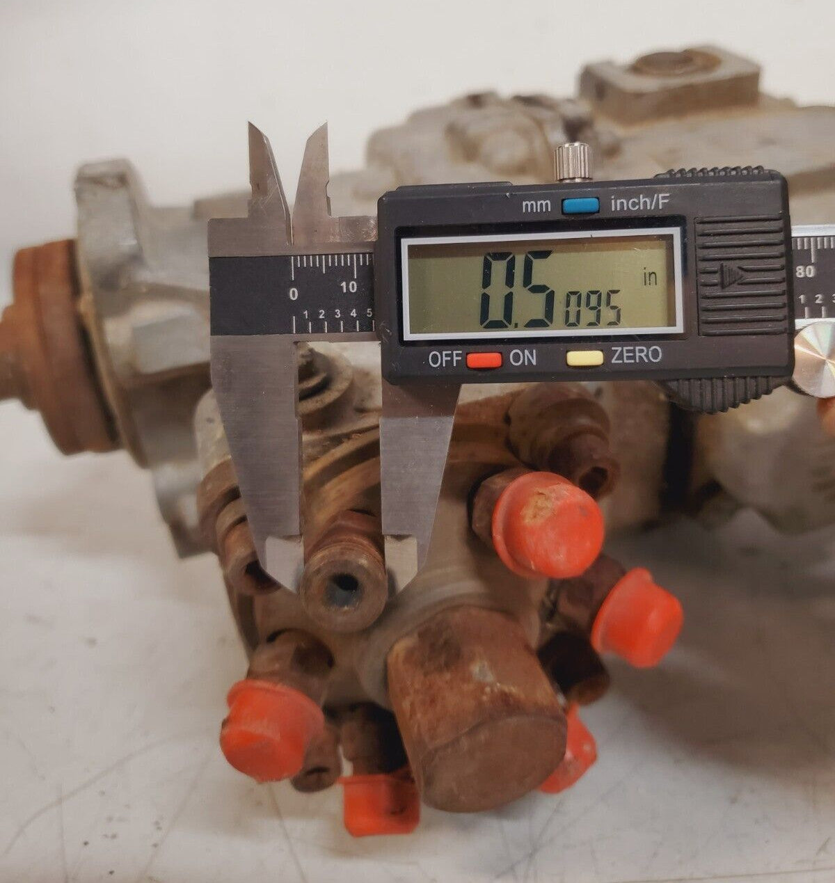 United Tech Fuel Injection 691-022-C91 | 100-6A-100A 9555-A8 Slight Damaged