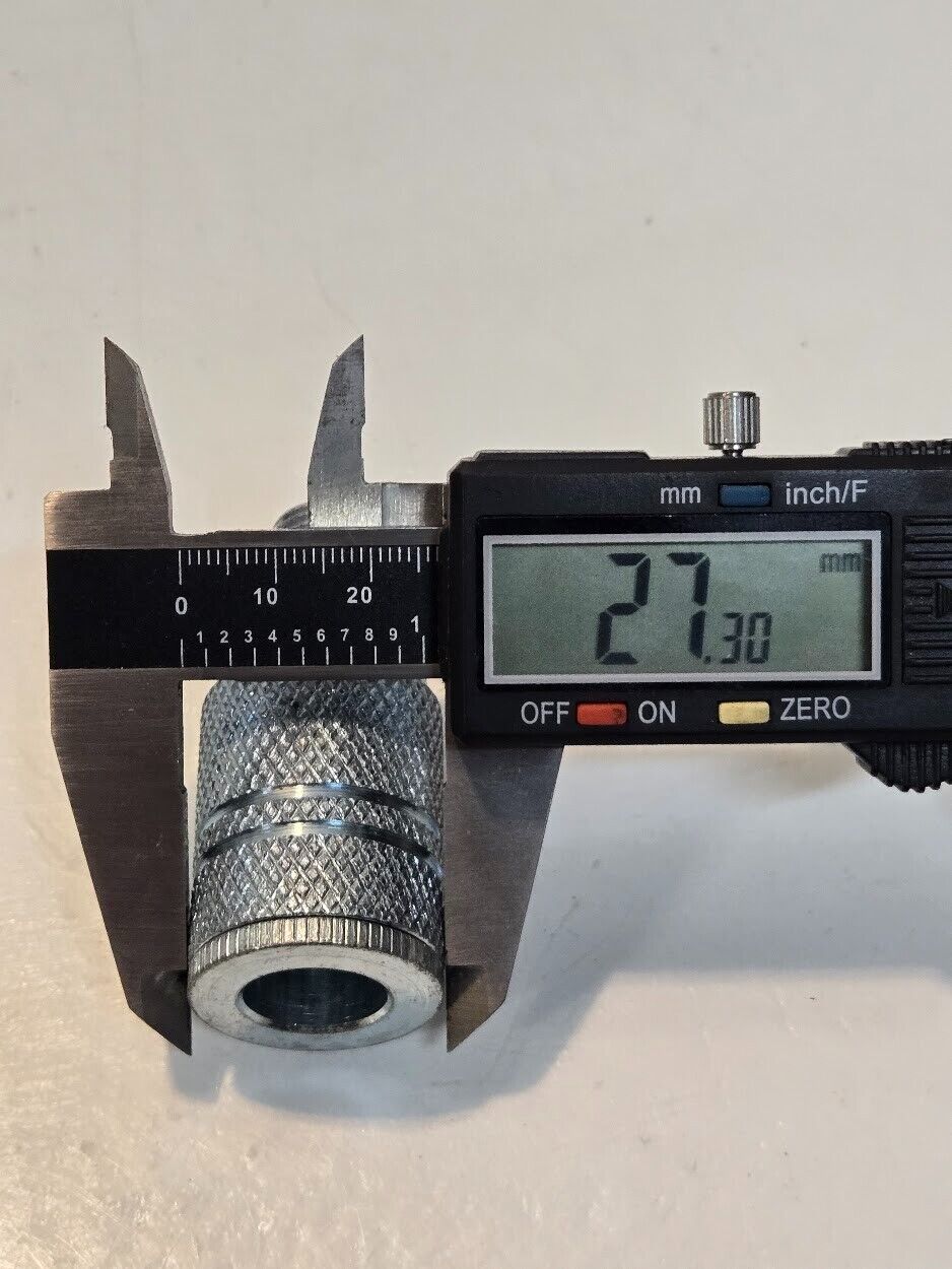 13 Quantity of Amflo C25-02 3/8" Quick Connect Couplers 1/4" NPT (13 Quantity)