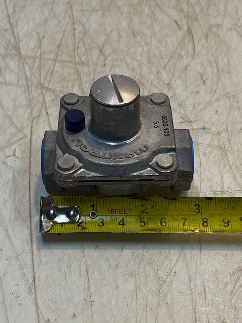 Maxitrol RV47L Natural Gas Pressure Regulator 1/2" FPT Thread 13/16" In and Out