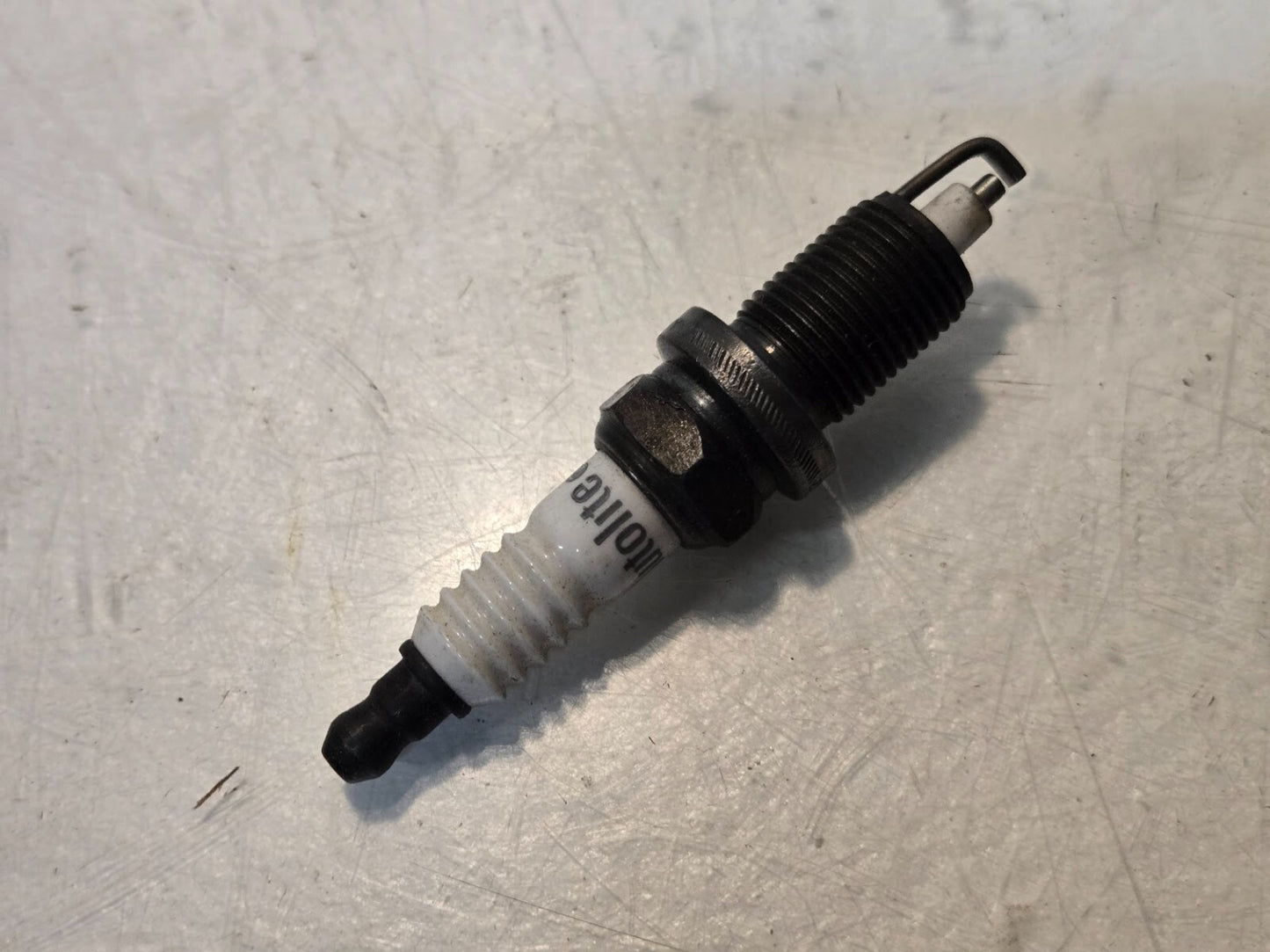 21 Quantity of Autolite Resistor 985 Spark Plugs | 14mm Thread 16mm Hex (21 Qty)