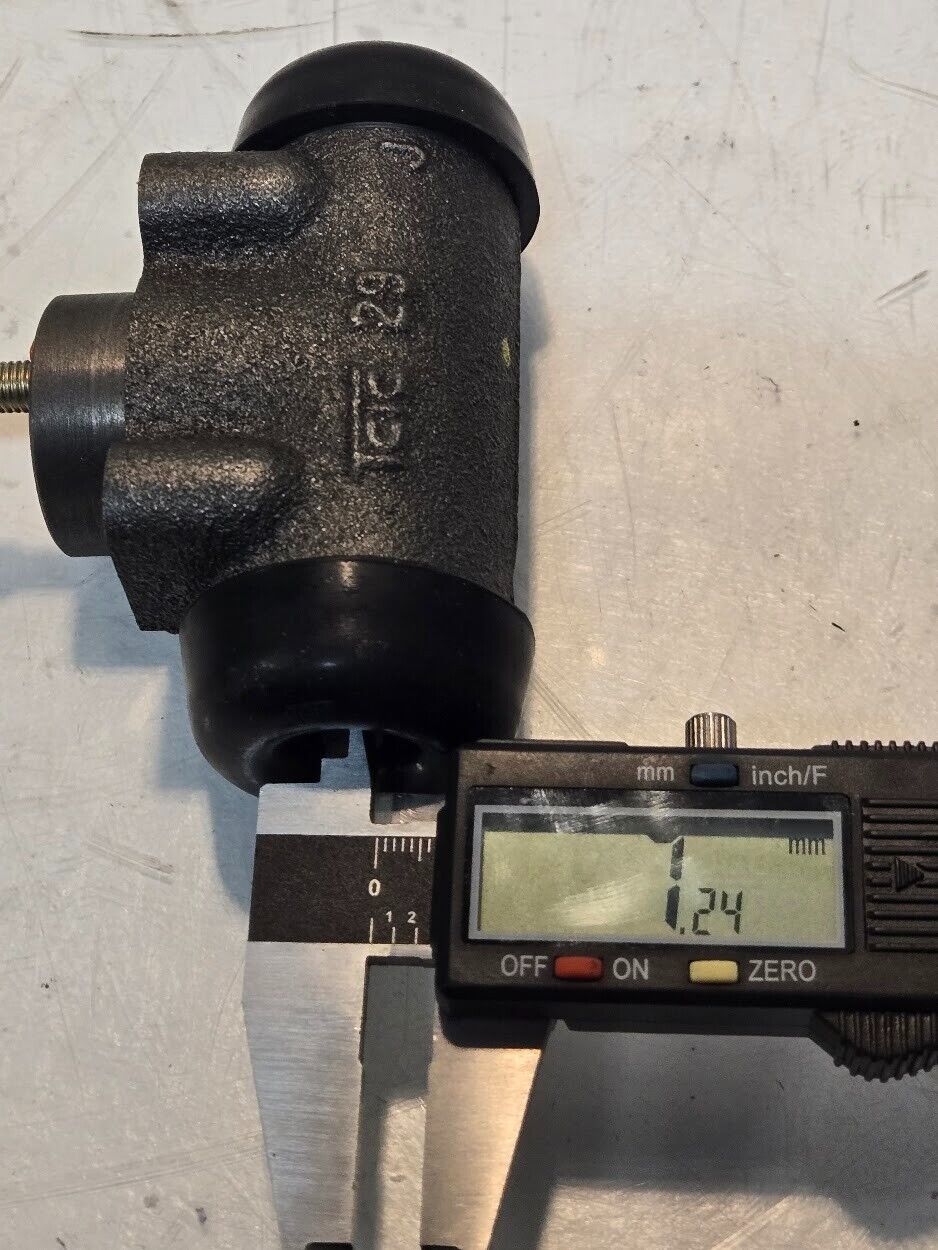 TCIC Brake Cylinder FD20 for Forklift | TCIC 29 J | 3 7/8" Long 1 1/2" Diameter
