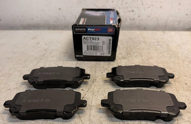 Box Of 4 Akebono ProACT Ultra-Premium Ceramic Brake Pads ACT923 Automotive Pads