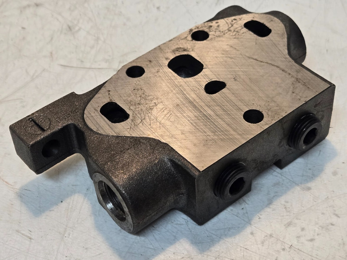 Hydraulic Manifold RSM 4 | 1/2 in FPT Side Inlet | 3/4 in FPT Face Inlet/Outlet