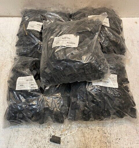 1,250 Rectangular Rubber Closure Gommet Plugs 32mm x 13mm ID 823123