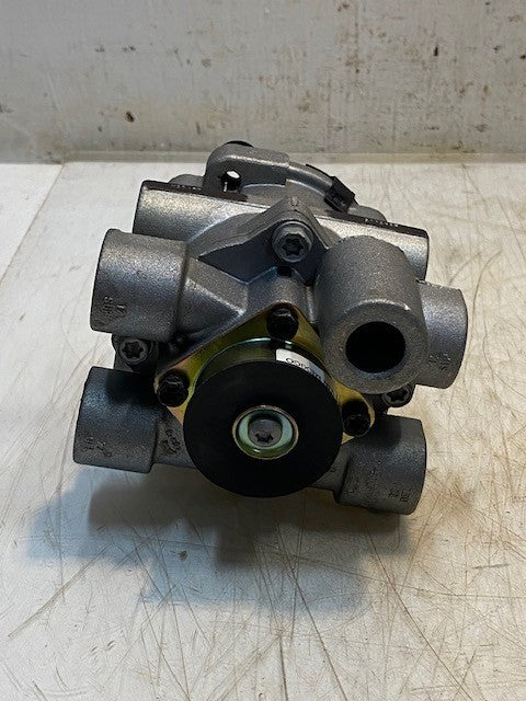 Bendix T-5005182-A Foot Brake Valve Parallel Port Configuration 3/8-18 NPT