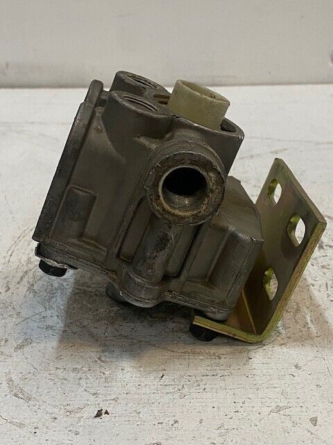 Bendix 090027R-12P Air Brake Relay Valve 99010