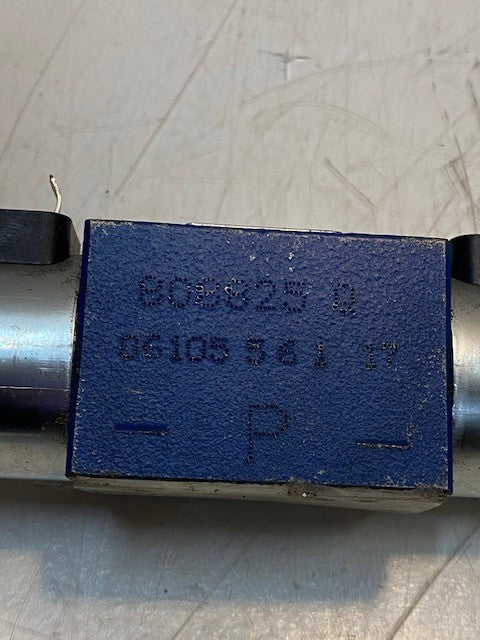 Rexroth R900567497 Hydraulic Double Solenoid Directional Valve USED