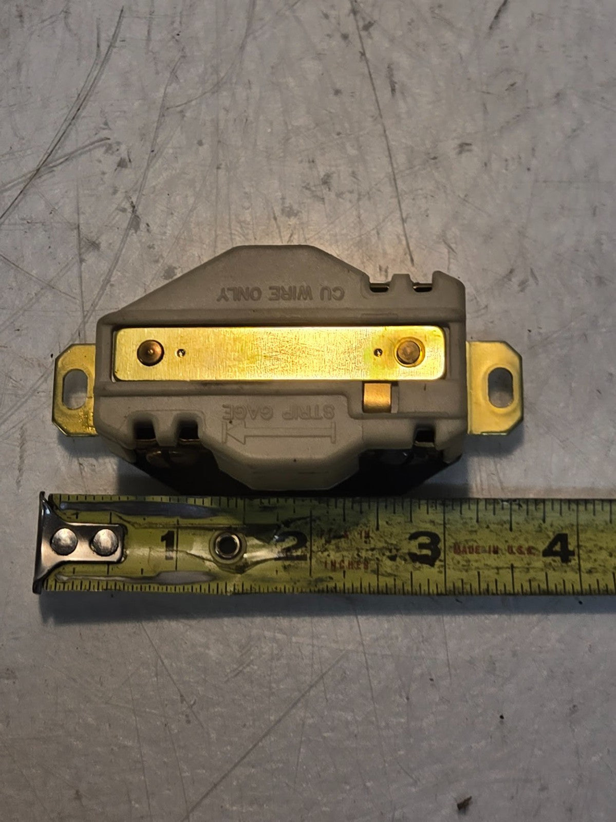 Hubbell Twist-Lock Receptacle L5-20R | 20A 125V | 2 Poles Screw Terminals