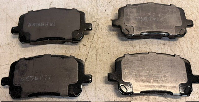 Box Of 4 Akebono ProACT Ultra-Premium Ceramic Brake Pads ACT923 Automotive Pads