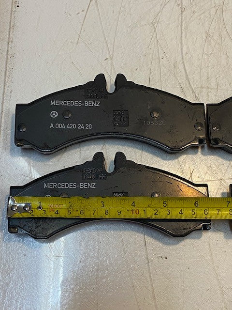 Set of 4 Mercedes-Benz A0044202420 Brake Pads 1053ZC