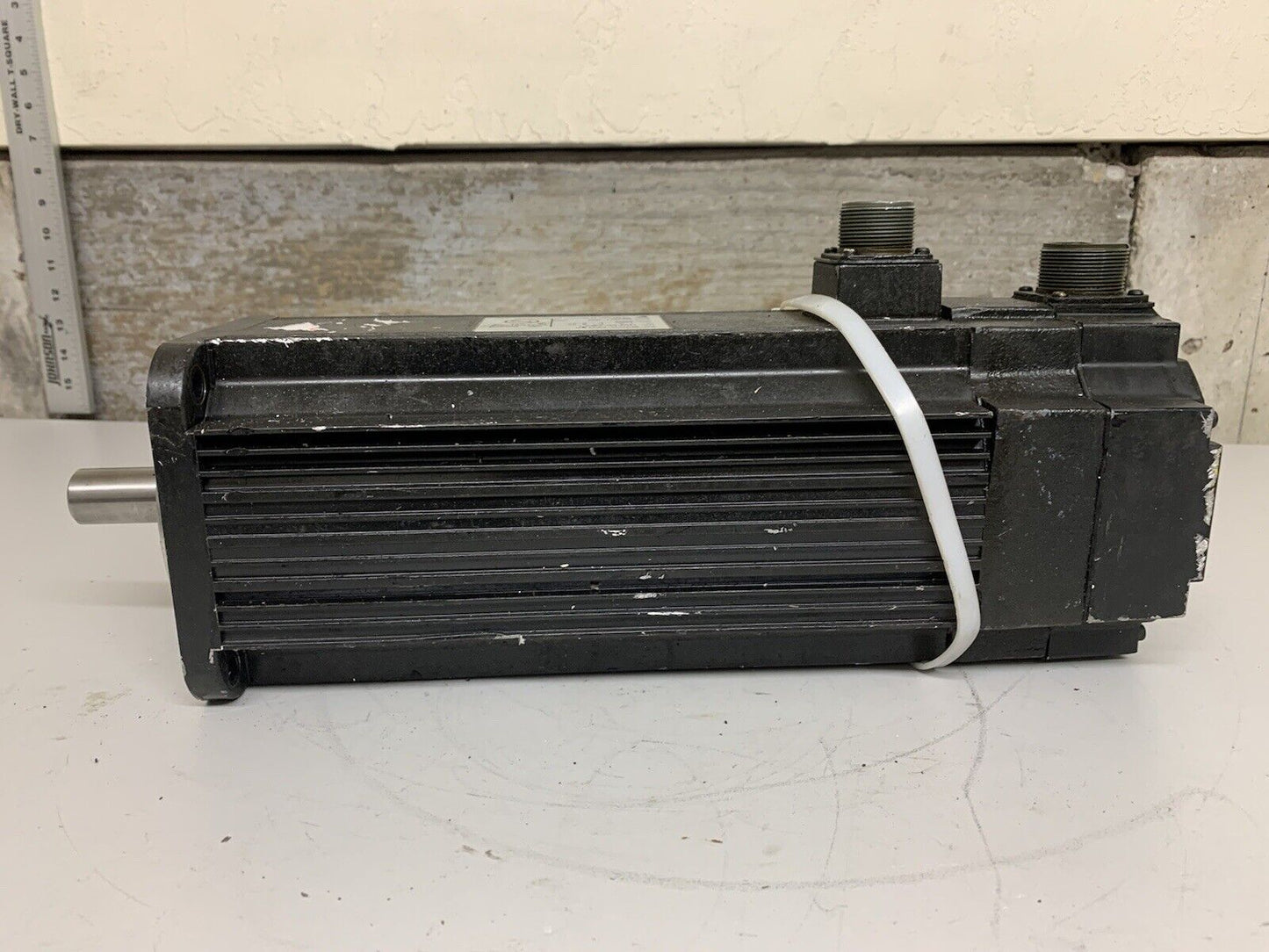 Yaskawa USAFED-13FS2 AC Servo Motor 1.3kW 1500 Rpm SLIGHTLY DAMAGED