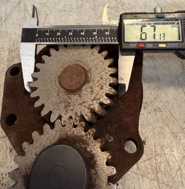 Diesel Engine Oil Pump Cast Metal With Two Drive Gears Heavy Equipment Motor