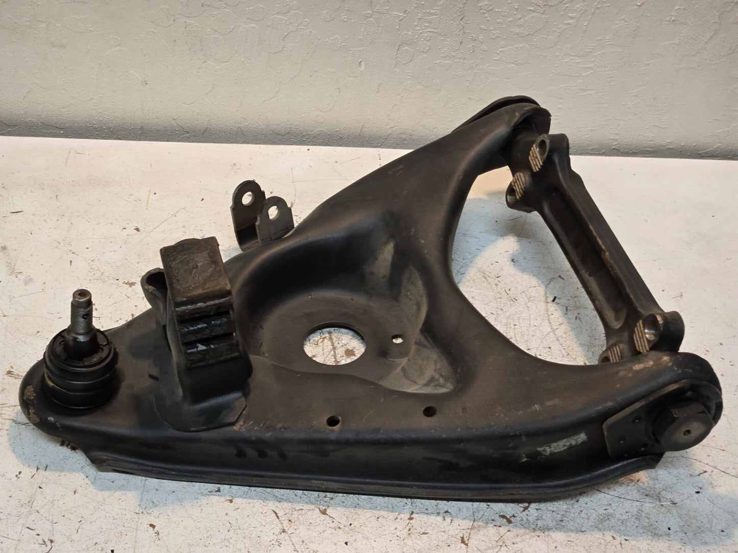 Lower Front Passenger Side Suspension Control Arm 337516 for GM 45D3261 | 14 BO1