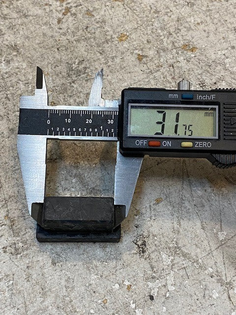 1,250 Rectangular Rubber Closure Gommet Plugs 32mm x 13mm ID 823123