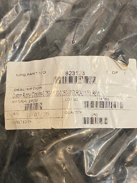 1,250 Rectangular Rubber Closure Gommet Plugs 32mm x 13mm ID 823123