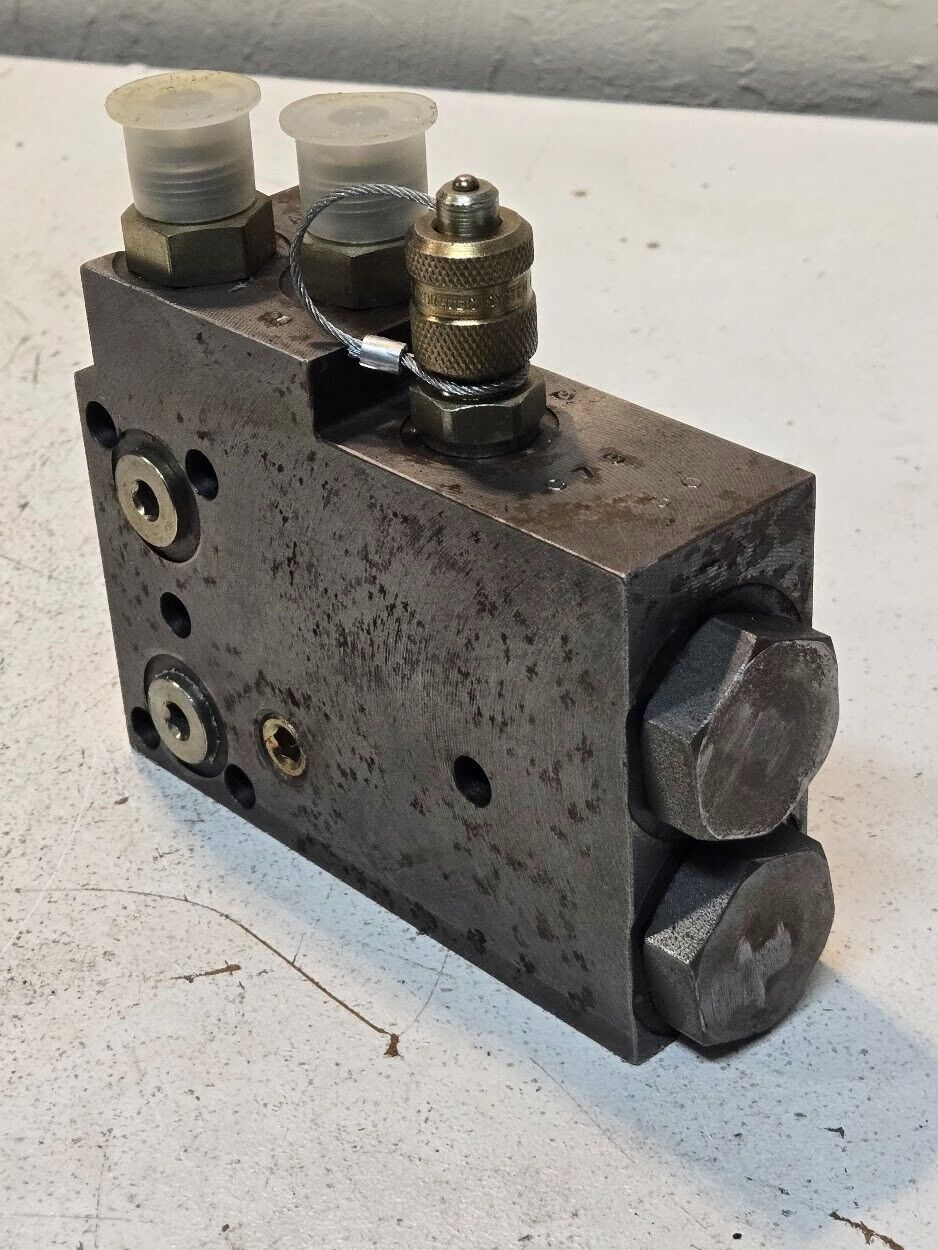 Hydraulic Manifold C73 30 with 2x 3/4" Flare Adapters