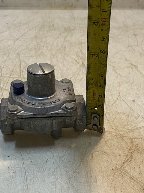 Maxitrol RV47L Natural Gas Pressure Regulator 1/2" FPT Thread 13/16" In and Out