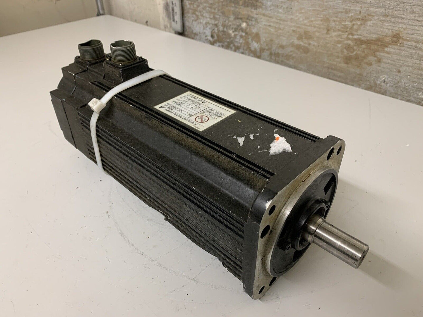 Yaskawa USAFED-13FS2 AC Servo Motor 1.3kW 1500 Rpm SLIGHTLY DAMAGED