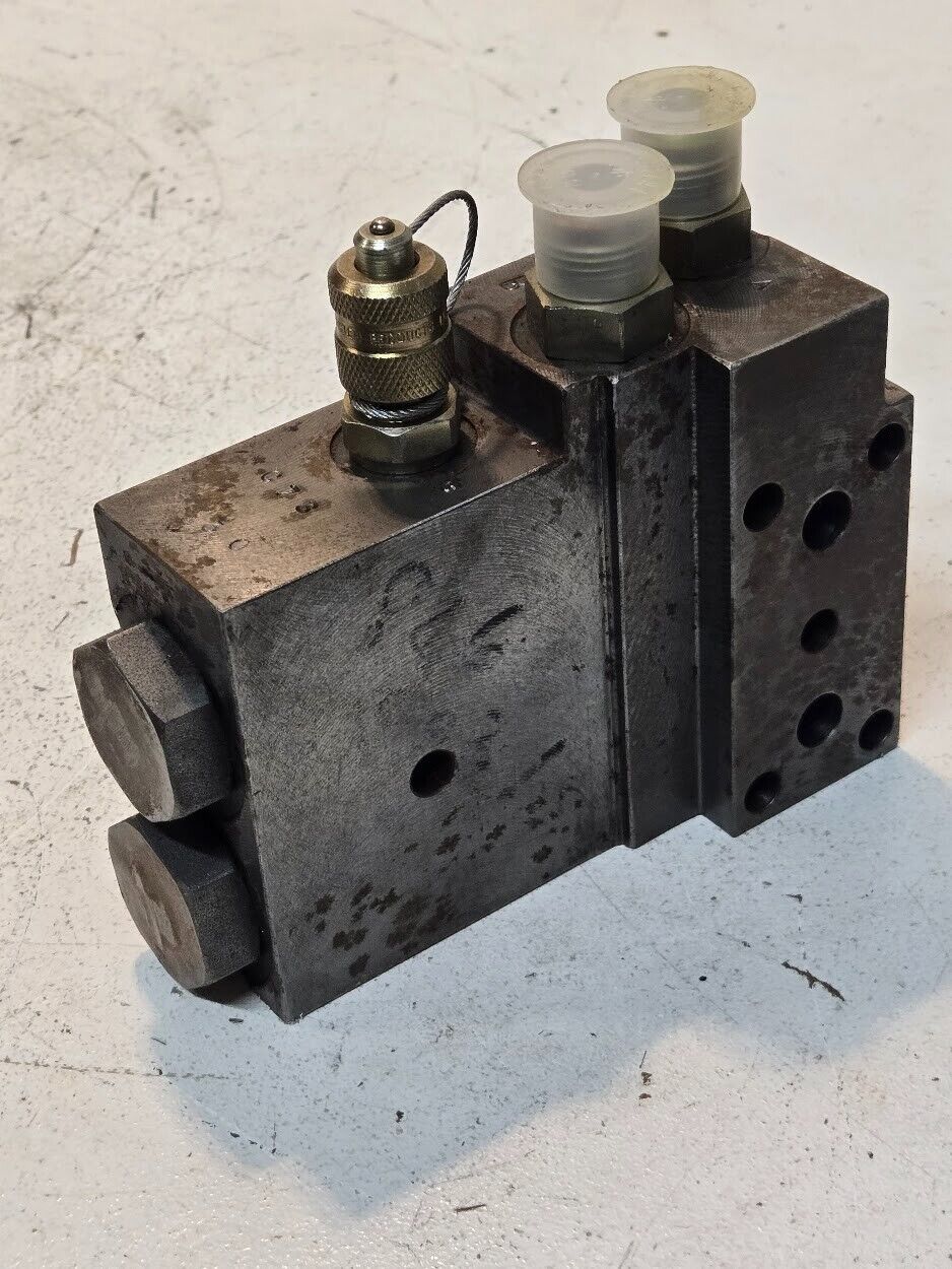 Hydraulic Manifold C73 30 with 2x 3/4" Flare Adapters