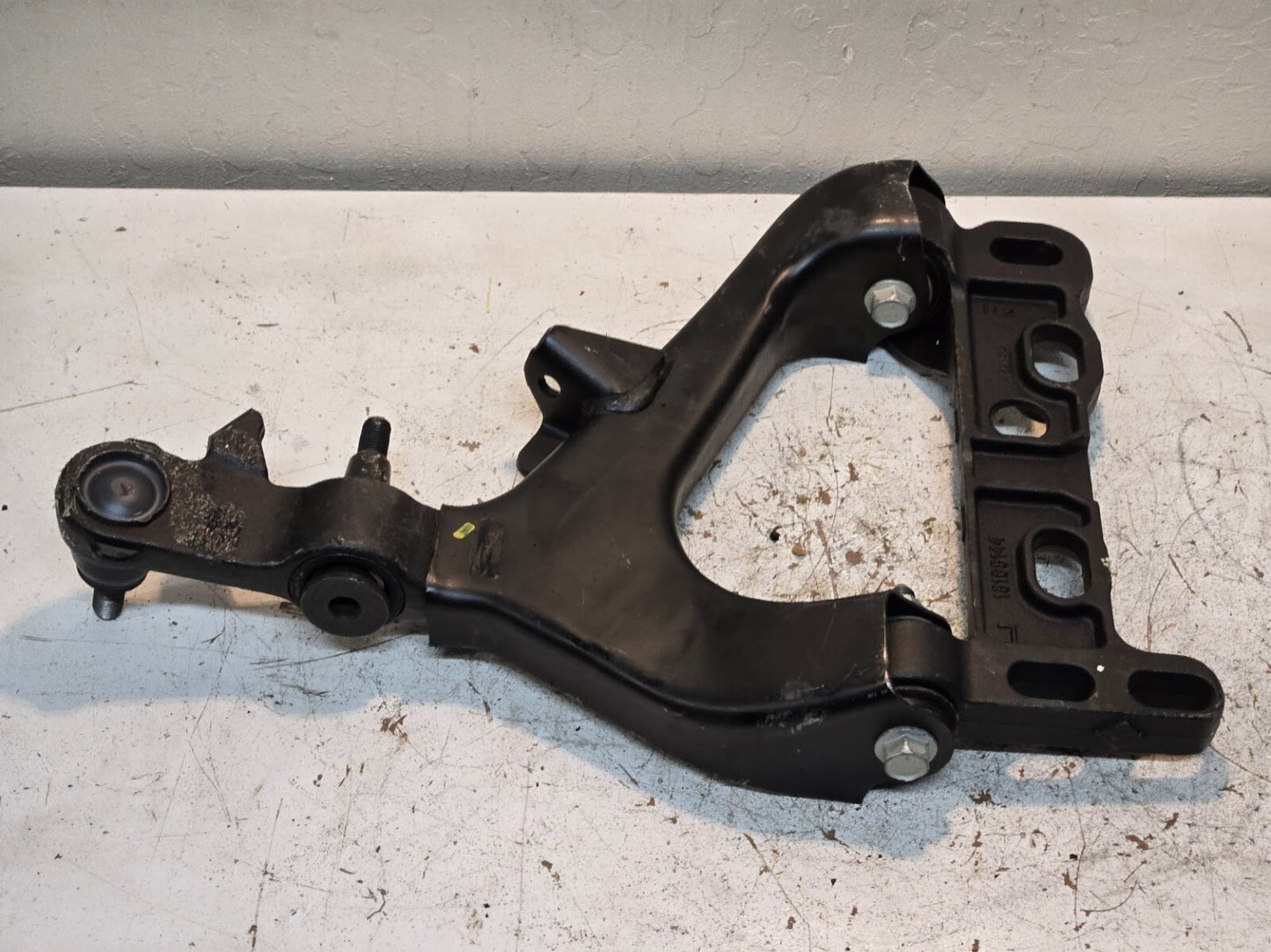 Lower Control Arm 186C3 and Mounting Bracket 15165144 for Chevy Trailblazer