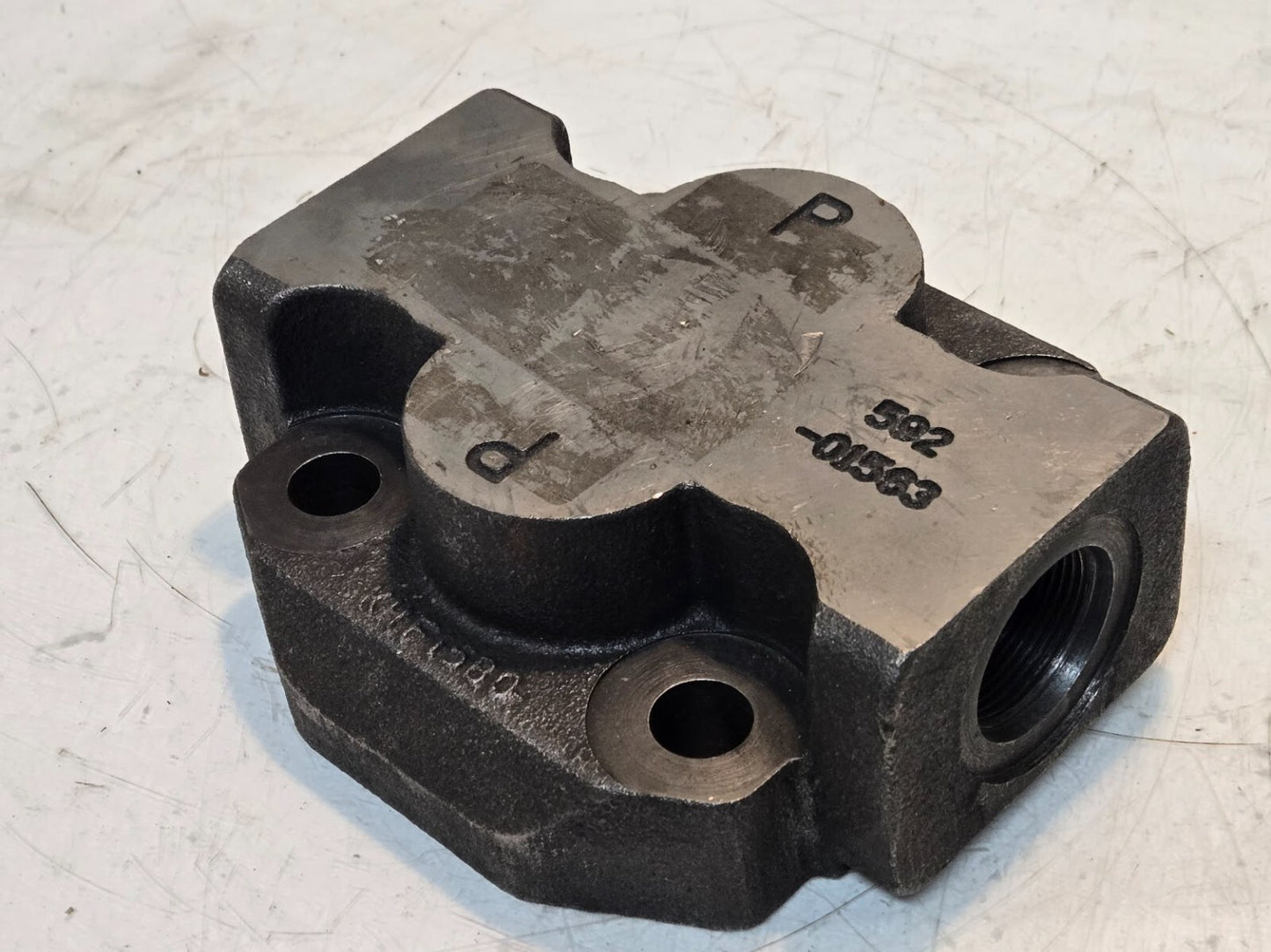 Hydraulic Pump Cover 592-01563 | KHF1580 | 2-1/4" Inlet/Outlet | 4 Bolt