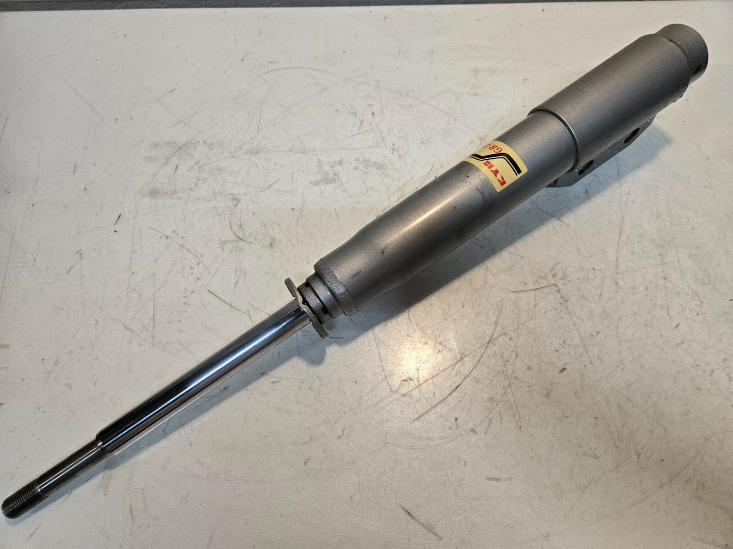 KYB GR-2 Gas Strut 235005 | YG31 | 25" Overall Length | 15.9 mm Threaded End