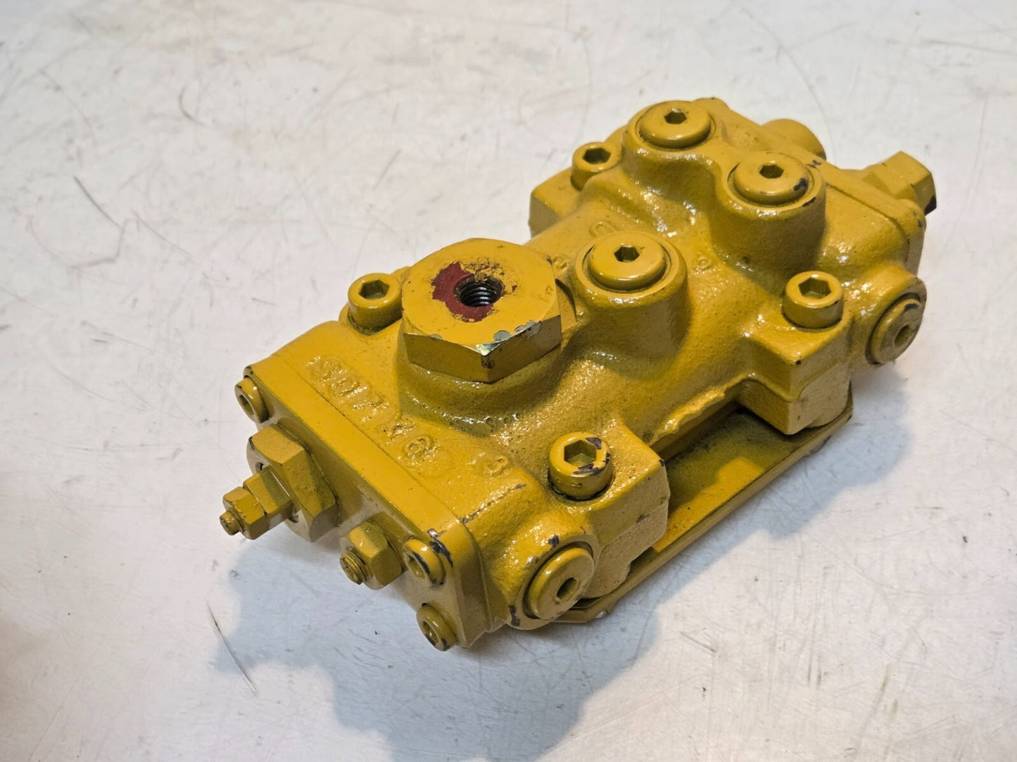 Hydraulic Control Valve SD7X6 | 9-1/2" x 4-7/8" x 3-1/2" | 10 mm Thread