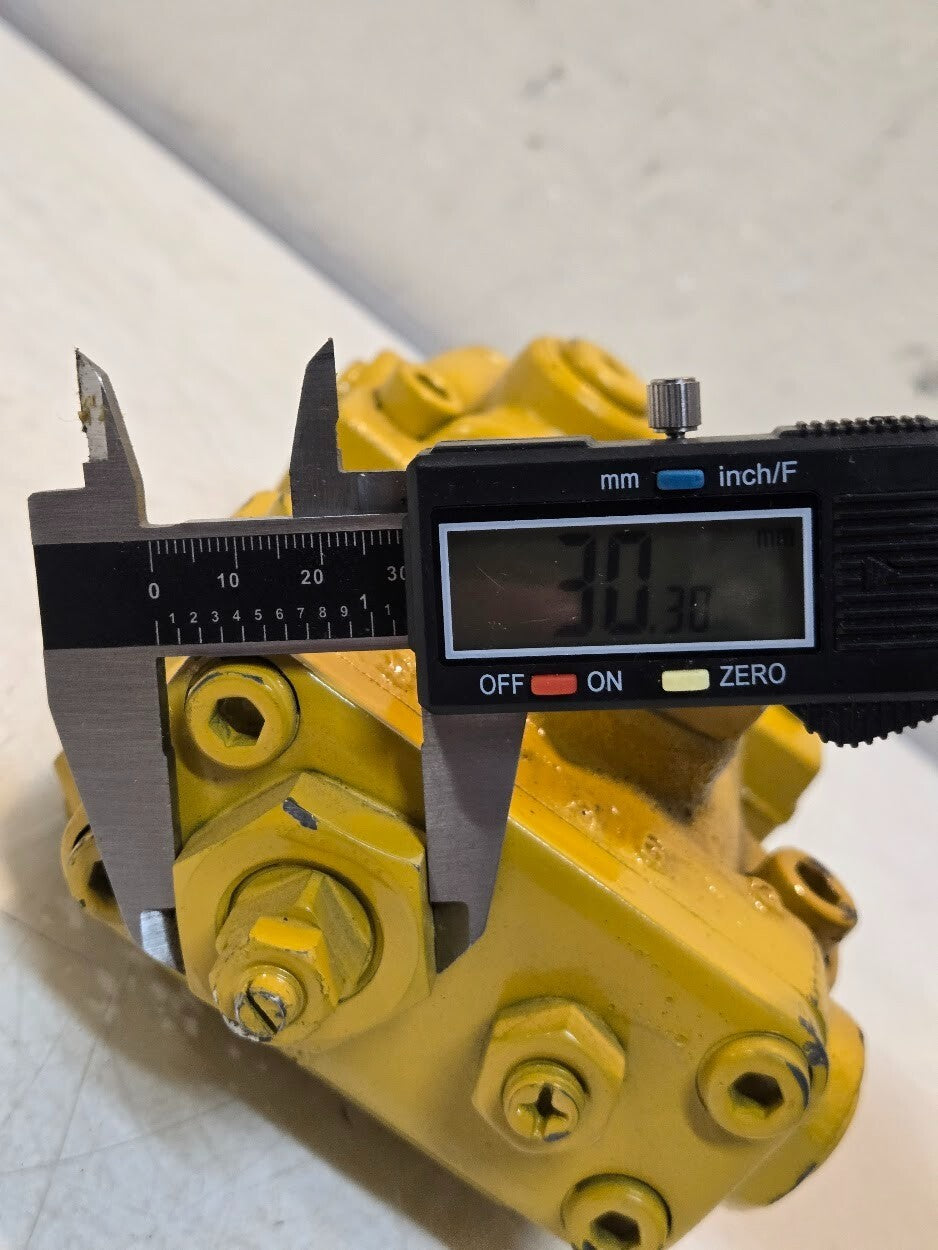 Hydraulic Control Valve SD7X6 | 9-1/2" x 4-7/8" x 3-1/2" | 10 mm Thread