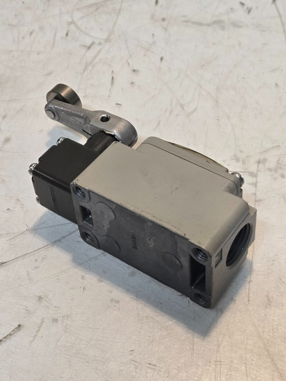 Omron Roller Lever Limit Switch WLCA2-2TSLD | 1G-A | NO | 782Y Type 3, 4, and 13
